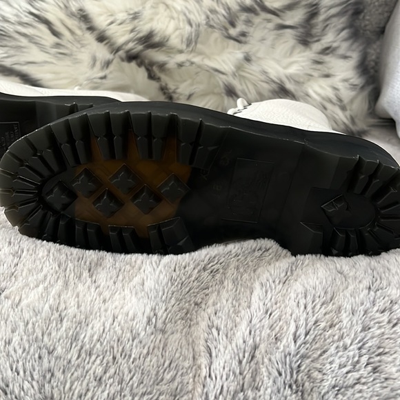 Doc Marten Sinclair - Picture 4 of 5